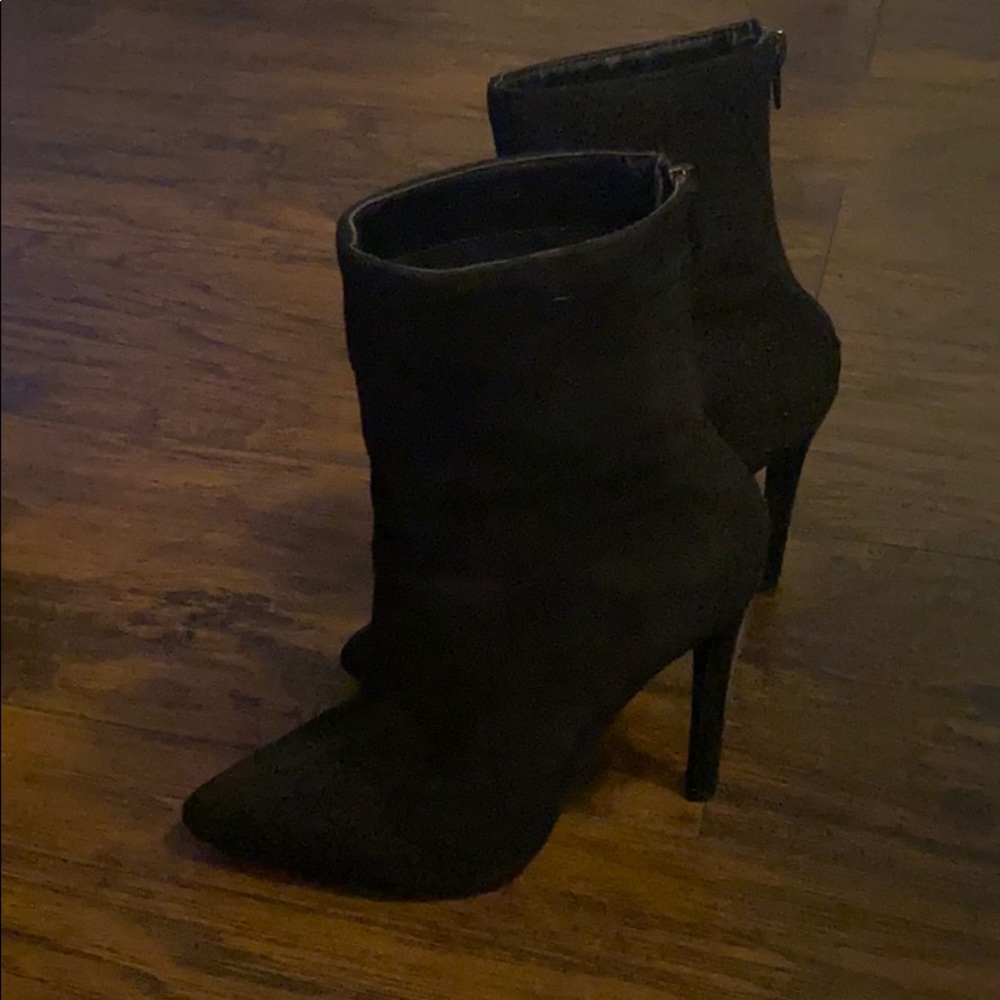 Black mid rise boots